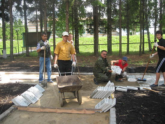 Укладываем тротуарные плитки у фонтана.